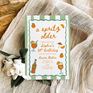 Op de afbeelding: Een verjaardagsuitnodiging met een groen-witte gestreepte rand, met de tekst "a spritz older" in oranje schrift. De uitnodiging bevat illustraties van cocktails en sinaasappels, met details voor Sophia's 30e verjaardag.