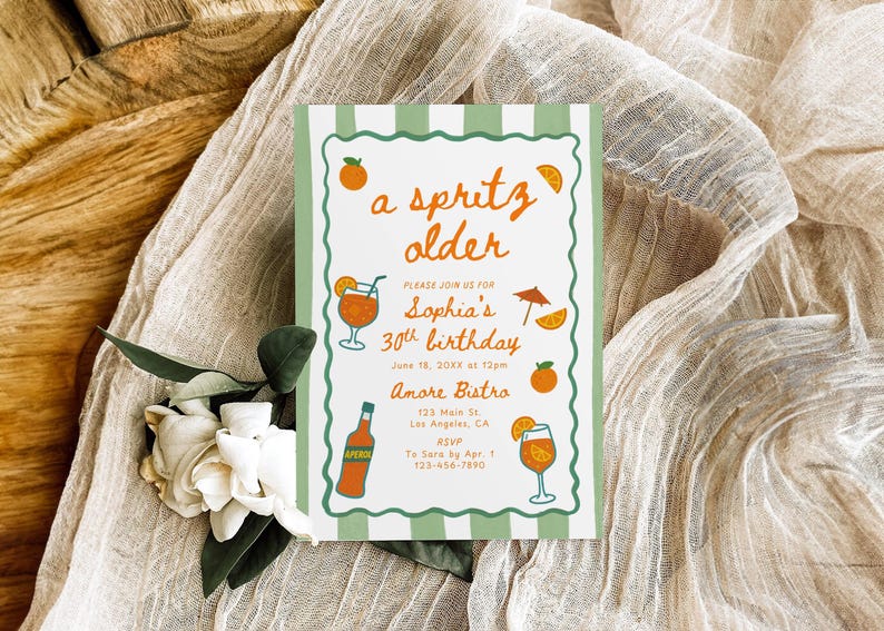Op de afbeelding: Een verjaardagsuitnodiging met een groen-witte gestreepte rand, met de tekst "a spritz older" in oranje schrift. De uitnodiging bevat illustraties van cocktails en sinaasappels, met details voor Sophia's 30e verjaardag.