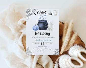 Könnte beinhalten: Eine rechteckige Einladungskarte für eine Babyparty mit einem schwarzen Kessel, einem hellblauen Kürbis und einem kleinen weißen Geist. Der Text lautet A BABY IS BREWING, zu Ehren von Sophia James am 13. Oktober um 16:00 Uhr im The James Home.