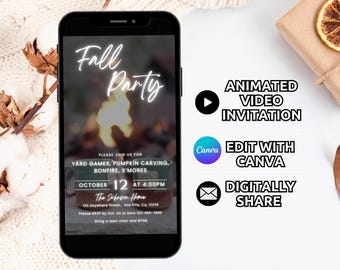 Puede incluir: Un teléfono inteligente que muestra una invitación digital animada para una fiesta de otoño. La pantalla muestra texto que incluye Fall Party, yard games, pumpkin carving, bonfire, s'mores, October 12 at 4:00 PM y la dirección The Johnson Home.