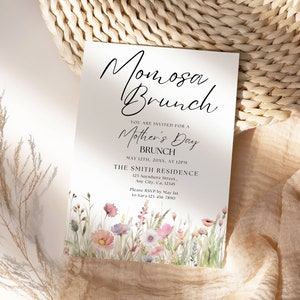 Op de afbeelding: Een witte uitnodigingskaart met zwarte tekst voor een Moederdagbrunch. De uitnodiging heeft een bloemenmotief met roze, paarse en witte bloemen. De tekst luidt "Mimosa Brunch", "U bent uitgenodigd voor een Moederdagbrunch", "12 mei 20XX, om 12:00 uur", "The Smith Residence", "123 Anywhere Street, Any City, CA 12345", "RSVP graag v&oacute;&oacute;r 1 mei bij Sara op 123-456-7890".