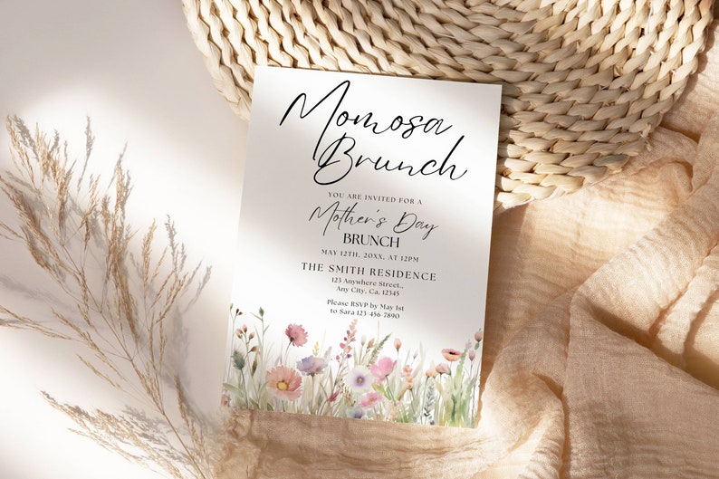 Op de afbeelding: Een witte uitnodigingskaart met zwarte tekst voor een Moederdagbrunch. De uitnodiging heeft een bloemenmotief met roze, paarse en witte bloemen. De tekst luidt "Mimosa Brunch", "U bent uitgenodigd voor een Moederdagbrunch", "12 mei 20XX, om 12:00 uur", "The Smith Residence", "123 Anywhere Street, Any City, CA 12345", "RSVP graag v&oacute;&oacute;r 1 mei bij Sara op 123-456-7890".