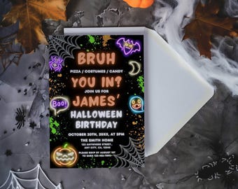 Puede incluir: Una tarjeta de invitación de cumpleaños de Halloween rectangular con fondo negro y gráficos estilo neón de telaraña, murciélago, luna, fantasma y calabaza. El texto dice: BRUH YOU IN? JOIN US FOR JAMES' HALLOWEEN BIRTHDAY OCTOBER 20TH, 20XX, AT 3PM.