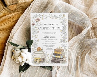 Op de afbeelding: Een rechthoekige uitnodigingskaart voor een babyshower met een bloemenrand, een slak op een stapel boeken en een tweede stapel boeken. De tekst luidt A NEW CHAPTER BEGINS, ter ere van Sophia James op 25 september 20XX in The James Hotel.