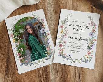 Puede incluir: Dos tarjetas de invitación rectangulares para fiesta de graduación con diseño de arco floral. Una tarjeta muestra la foto de una persona con toga verde y el texto Olivia Johnson Meadow High School Class of 20XX.