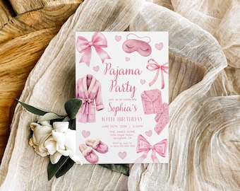 Op de afbeelding: Een rechthoekige uitnodigingskaart met roze aquarelillustraties van een badjas, pyjama, slippers, strikken en een slaapmasker. De tekst luidt: Pajama Party, Join us to celebrate Sophia's 10TH BIRTHDAY, JUNE 24TH, 20XX | 2:30PM, THE JAMES HOME, 1234 Maple Street, Springfield, CA, RSVP by June 1st to Sara 123-456-7890.
