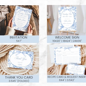 Op de afbeelding: Een set met printbare bruidsdouche-uitnodigingen, een welkomstbord, een bedankkaartje en een receptkaart met een blauw en wit bloemenpatroon. De tekst op de uitnodiging luidt "Something Blue Before I Do".