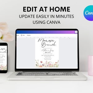 Op de afbeelding: Een laptopscherm waarop een digitale uitnodiging voor een Moederdagbrunch te zien is. De uitnodiging heeft een bloemmotief met de tekst "Momosa Brunch" en "Mother's Day Brunch". De tekst "The Smith Residence" is ook opgenomen. De laptop staat op een wit bureau met een roze mok en een bos roze tulpen.