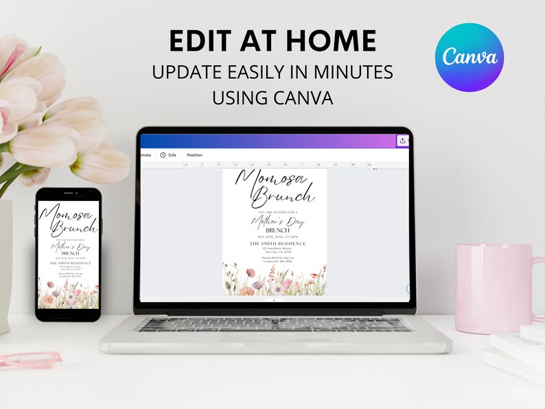Op de afbeelding: Een laptopscherm waarop een digitale uitnodiging voor een Moederdagbrunch te zien is. De uitnodiging heeft een bloemmotief met de tekst "Momosa Brunch" en "Mother's Day Brunch". De tekst "The Smith Residence" is ook opgenomen. De laptop staat op een wit bureau met een roze mok en een bos roze tulpen.