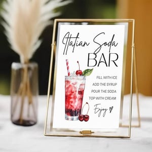 Op de afbeelding: Een printbaar bord voor een "Hatian Soda Bar" met een aquarel-illustratie van een glas soda met een kers en een rietje. Het bord bevat instructies voor het maken van de soda: "Vul met ijs, voeg de siroop toe, giet de soda, top met slagroom, geniet."