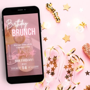 K&ouml;nnte beinhalten: Ein Smartphone, auf dem eine rosafarbene und wei&szlig;e Einladung zu einem Geburtstagsbrunch mit dem Text "Birthday Brunch" und "Sophia's 30th Birthday!" angezeigt wird. Die Einladung enth&auml;lt das Datum "July 14" und die Uhrzeit "12:00PM".