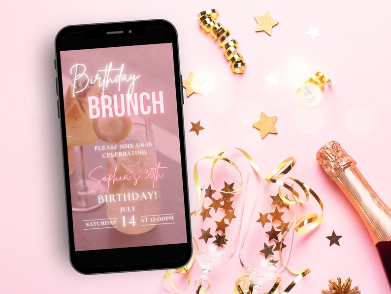 K&ouml;nnte beinhalten: Ein Smartphone, auf dem eine rosafarbene und wei&szlig;e Einladung zu einem Geburtstagsbrunch mit dem Text "Birthday Brunch" und "Sophia's 30th Birthday!" angezeigt wird. Die Einladung enth&auml;lt das Datum "July 14" und die Uhrzeit "12:00PM".
