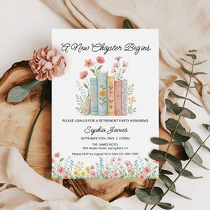 Könnte beinhalten: Eine weiße Einladungskarte für eine Ruhestandsfeier mit dem Text A New Chapter Begins, einer Illustration von bunten Büchern und Blumen sowie Details für Sophia James am 23. September um 14:30 Uhr im The James Hotel, 1234 Maple Street, Springfield, CA.