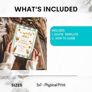 Op de afbeelding: Groene en witte uitnodigingskaart met de tekst "a spritz older" en details voor een 30e verjaardag. Het ontwerp bevat illustraties van cocktails en sinaasappels. Een turquoise vakje geeft de meegeleverde items weer: uitnodigingssjabloon en handleiding.