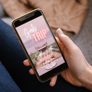 Pode incluir: A tela de um smartphone rosa e branco exibindo um convite digital para uma viagem de meninas para Napa, Calif&oacute;rnia. O convite apresenta uma ta&ccedil;a de vinho e o texto "Girls Trip", "Honoring Sophia's 30th Birthday!" e "August 8-August 9".