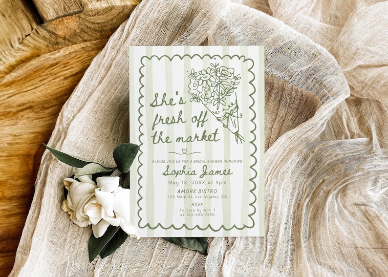 K&ouml;nnte beinhalten: Eine Einladung zur Brautparty mit gr&uuml;n-wei&szlig;em Streifendesign und dem Text "She's fresh off the market". Die Einladung enth&auml;lt eine Blumenillustration und Details zur Veranstaltung.