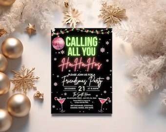 Puede incluir: Una invitación rectangular negra con texto estilo neón que dice CALLING ALL YOU Ho Ho Hos PLEASE JOIN US FOR A Friendsmas Party DECEMBER 21 AT 8:00PM. El diseño incluye una bola de discoteca rosa, luces de cadena y dos copas de martini.