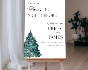 Pode incluir: Uma placa de boas-vindas retangular branca num cavalete de madeira com uma árvore de Natal em aguarela com luzes e ornamentos. O texto diz: WELCOME 'Twas THE NIGHT BEFORE Celebrating ERICA and JAMES CHEERS TO A GOOD NIGHT! SEPTEMBER 27TH, 2023.
