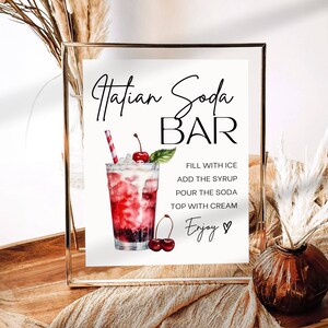 Op de afbeelding: Een printbaar bord voor een "Hatian Soda Bar" met een aquarel-illustratie van een glas soda met een kers en instructies voor het maken van de drank. De tekst luidt "Vul met ijs, voeg de siroop toe, giet de soda, top met room, Geniet."