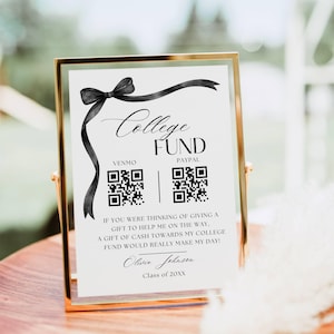 Può includere: Un cartello con cornice dorata con le parole "College Fund" e codici QR per Venmo e Paypal. Il cartello include un design a nastro nero e il testo: "Se stavi pensando di fare un regalo per aiutarmi, un regalo in contanti per il mio fondo universitario mi farebbe davvero piacere!"