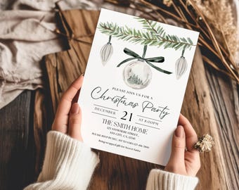 Può includere: Un invito bianco per una festa di Natale con un'illustrazione ad acquerello di rami di pino, ornamenti appesi e un nastro verde scuro. Il testo recita: Please join us for a Christmas party, December 21 at 8:00 PM, The Smith Home.