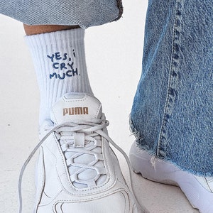 Op maat geborduurde witte sokken op maat cadeau voor haar gepersonaliseerd cadeau voor hem gepersonaliseerd cadeau uniek cadeau voor valentijn aangepaste witte sokken met bemanning