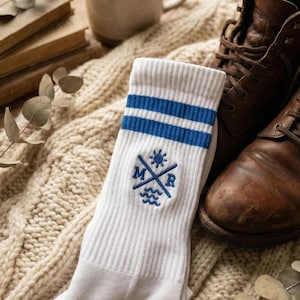 Broderade strumpor, personlig present till årsdag, unik present till påsk, vita strumpor, broderade strumpor