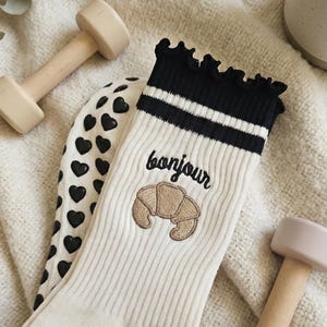Personalisierte Stickerei Socken mit Rüschen, personalisierte Pilates Socken, Girly Rüschen Griffsocken, ästhetische Studio Socken, individuelles Pilates Geschenk