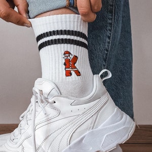 Calcetines bordados con letras navideñas Regalo personalizado de Navidad Regalo personalizado para él Regalo personalizado Regalo único para regalo de Navidad Calcetines personalizados