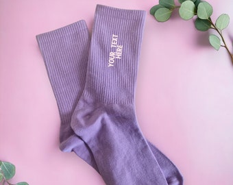 Individuell bestickte lila Socken, individuelles Geschenk für sie, individuelles Geschenk für ihn, personalisiertes Geschenk, einzigartiges Geschenk zu Ostern, individuelle Crew-Rosa-Socken