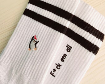 Chaussettes brodées personnalisées pour cadeau de Noël pour son cadeau personnalisé pour lui cadeau personnalisé pour l'équipage de Noël sokcs blancs avec pingouin