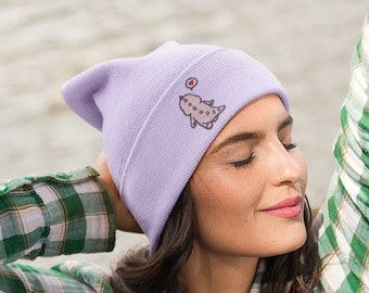 Bestickte lila Beanie mit Dinosaurier Design - gemütliche und stilvolle Wintermütze