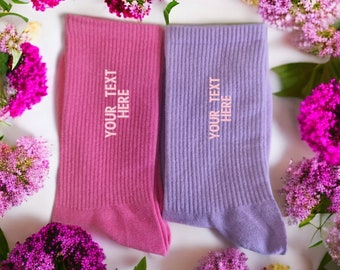 Chaussettes roses brodées personnalisées, cadeau personnalisé pour elle, cadeau personnalisé pour lui, cadeau personnalisé, cadeau unique pour Pâques, chaussettes violettes personnalisées de l'équipage