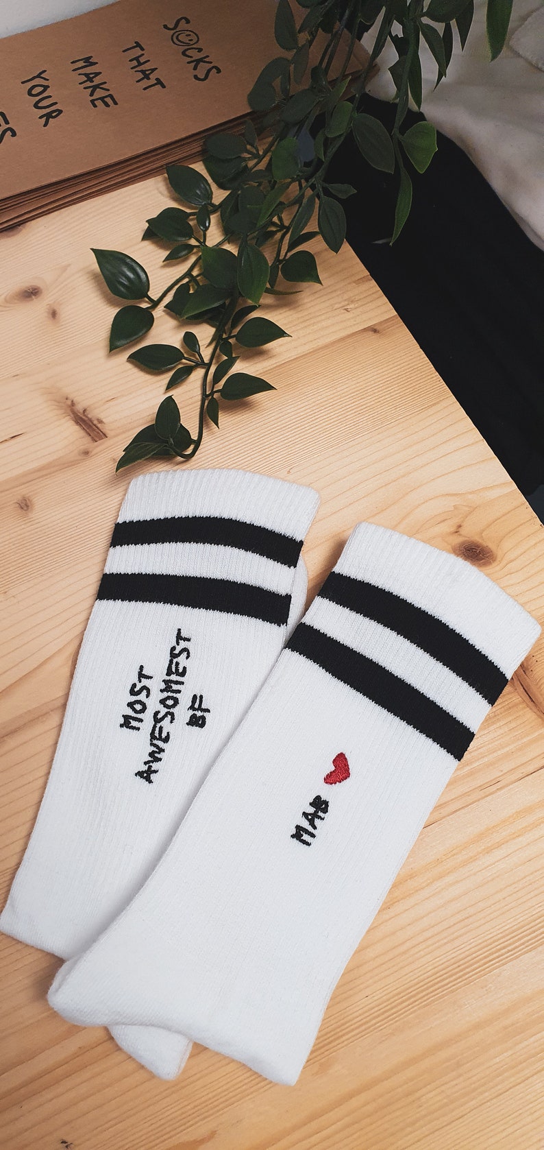 Personalisierte Socken Personalisiertes Geschenk für sie individuelles Geschenk für ihn personalisiertes Geschenk für Easyer bestickte weiße Socken Bild 9