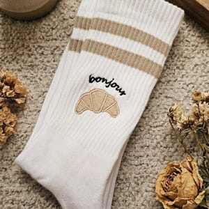 Calcetines de croissant, calcetines bordados Bonjour, calcetines para amantes de Francia, calcetines para amantes de París, regalo para los amantes de París, calcetines de croissant bordados, calcetines de Francia. imagen 2