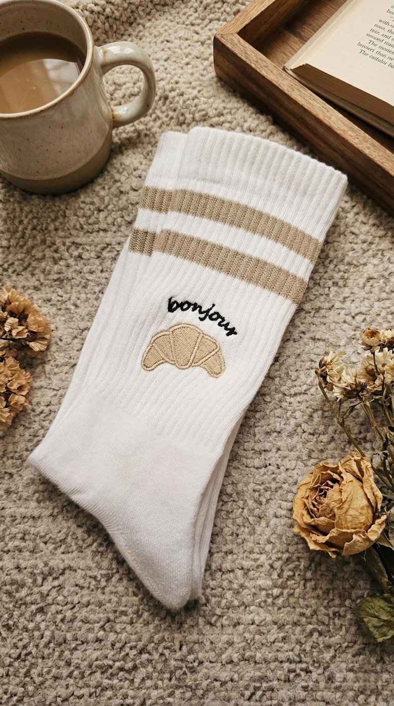 Calcetines de croissant, calcetines bordados Bonjour, calcetines para amantes de Francia, calcetines para amantes de París, regalo para los amantes de París, calcetines de croissant bordados, calcetines de Francia. imagen 2