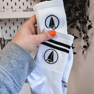 Chaussettes brodées personnalisées, cadeau personnalisé pour elle, cadeau personnalisé pour lui, cadeau personnalisé, cadeau unique pour Pâques, chaussettes blanches personnalisées image 7