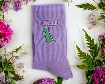 Calzini con dinosauro ricamato, regalo per lei, regalo per i fan dei dinosauri, graziosi calzini ricamati, regalo per il compleanno, graziosi calzini viola ricamati rosa