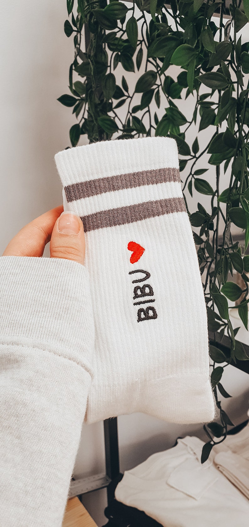 Personalisierte Socken Personalisiertes Geschenk für sie individuelles Geschenk für ihn personalisiertes Geschenk für Easyer bestickte weiße Socken Bild 6