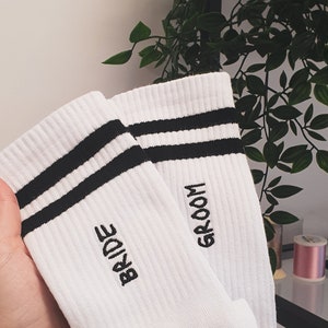 Personalisierte Socken Personalisiertes Geschenk für sie individuelles Geschenk für ihn personalisiertes Geschenk für Easyer bestickte weiße Socken Bild 10