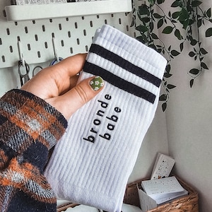 Chaussettes brodées personnalisées, cadeau personnalisé pour elle, cadeau personnalisé pour lui, cadeau personnalisé, cadeau unique pour Easyer, chaussettes blanches personnalisées image 1