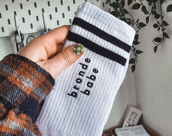 Calcetines bordados personalizados regalo personalizado para ella regalo personalizado para él regalo personalizado regalo único para los sokcs blancos de la tripulación personalizada de Easyer