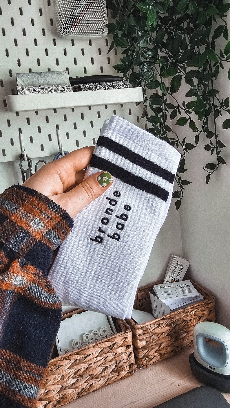 Personalisierte Socken Personalisiertes Geschenk für sie individuelles Geschenk für ihn personalisiertes Geschenk für Easyer bestickte weiße Socken Bild 1