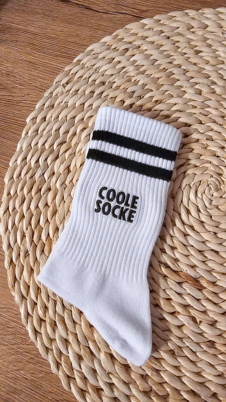 Chaussettes brodées personnalisées, cadeau personnalisé pour elle, cadeau personnalisé pour lui, cadeau personnalisé, cadeau unique pour Pâques, chaussettes blanches personnalisées image 2