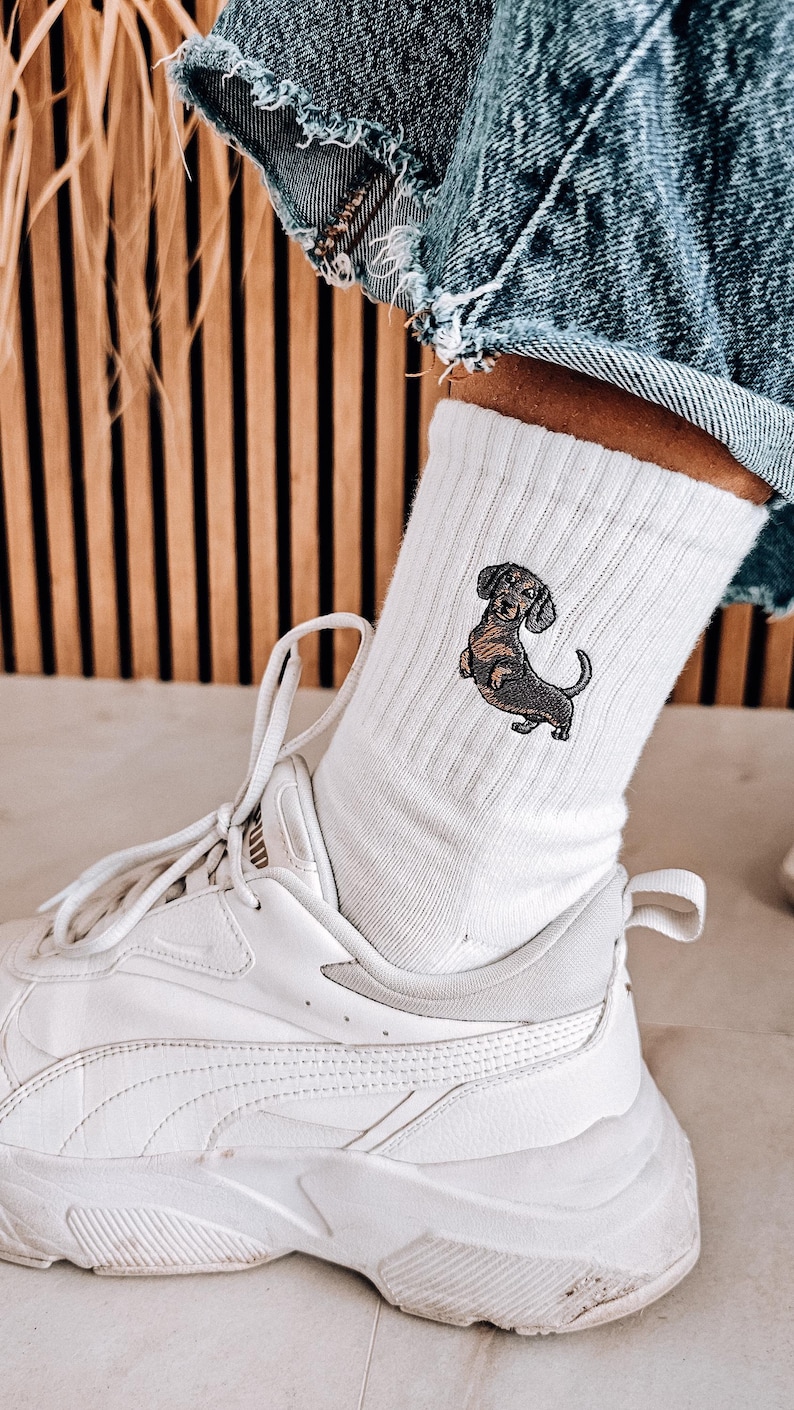 Weiße Socken mit gesticktem Dackel als Dackel-Accessoire