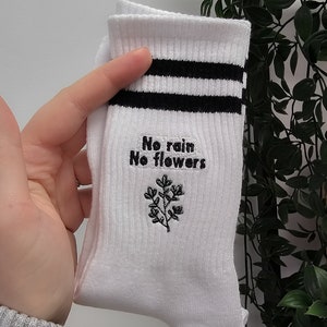 Chaussettes brodées personnalisées, cadeau personnalisé pour elle, cadeau personnalisé pour lui, cadeau personnalisé, cadeau unique pour Pâques, chaussettes blanches personnalisées image 4