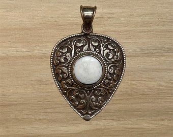 Handcrafted Shell with Flower Design Tibetan Pendant