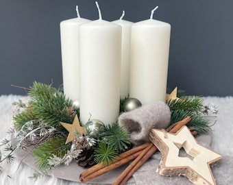 Modern Advent wreath plate with candles | Advent arrangement in natural tones with cinnamon sticks | Scandinavian Christmas table decoration | Advent wreath in cream, white, and gray