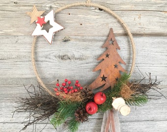 Corona navideña de estilo escandinavo | Anillo de metal con yute y árbol de Navidad color óxido | Corona navideña natural para puerta | Decoración rústica navideña para pared
