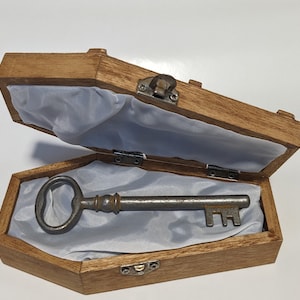 Piccola bara di legno